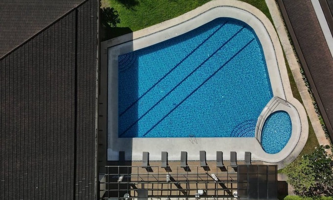 Mandaue Condo | 1BR in the City w/ Queen bed, kitchen, pool &gym