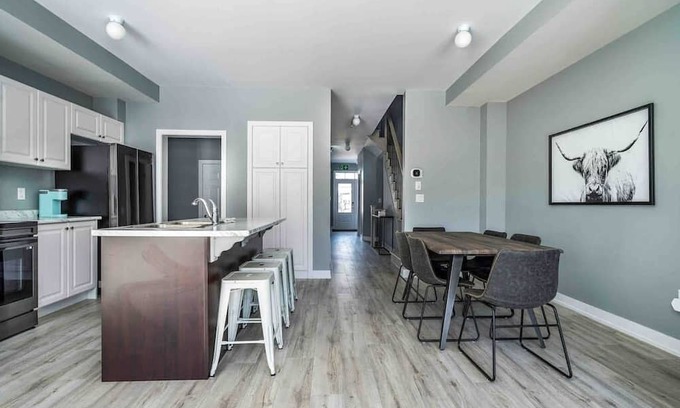 The Blue Mountains House | Newly built Village 3 Bedroom /Shuttle Bus