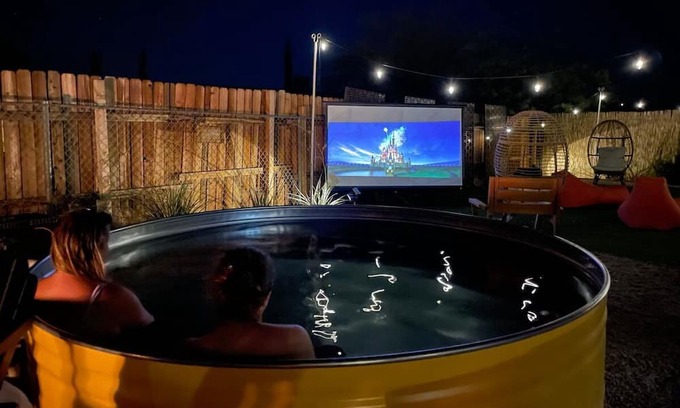 Joshua Tree House | Pool | Outdoor Projector | Fire Pit | 4 Queen beds