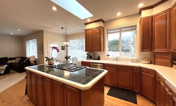Wilsonville House | Cascade Family Retreat centrally located near all Portland Oregon’s finest!