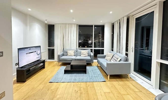 Lansbury Apartment | LUXURY 2 Bedroom Penthouse Near Central London