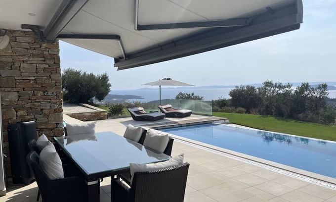 Paradhisos Villa | Villa OKOA Comfortable holiday residence