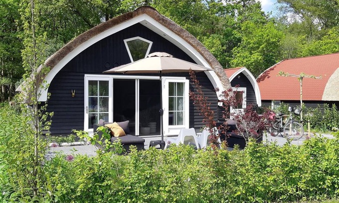 Baars Cottage | House with a terrace on the edge of the forest