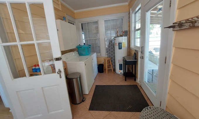 Hannon Park House | Lafayette Historical Mobile 🏡 PORCHES. MASSAGE CHAIR/JETTUB.nFam/pet friendly.