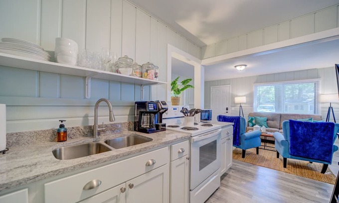 Muskegon House | Cottage Retreat Scenic Drive Resort 2
