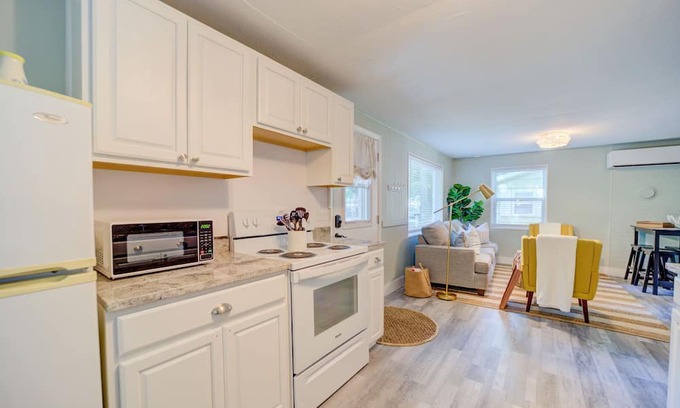 Muskegon House | Cottage Retreat Scenic Drive Resort 1