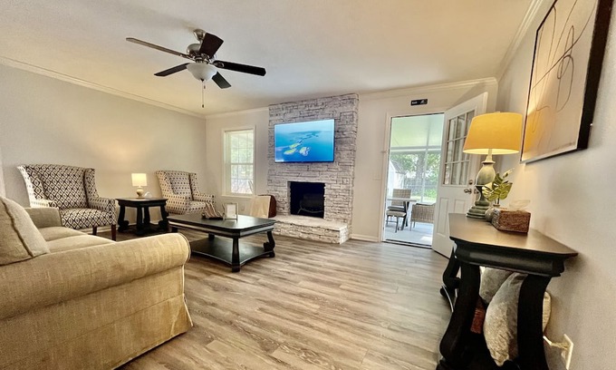 Country Club Estates House | Comfort Awaits! Monthly Stay Discount