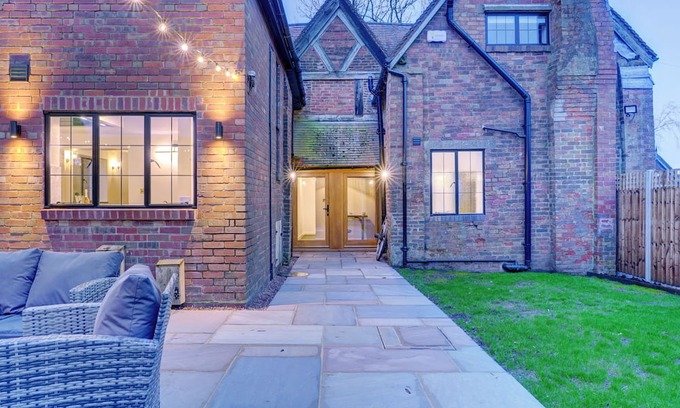 Cleedownton Cottage | Fairview Cottage - Luxury English Country Cottage with Hot Tub & Pizza Oven
