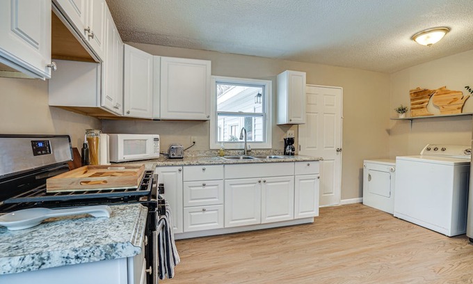 Lakeland House | Charming Lakeland Home: Steps to St Croix River!