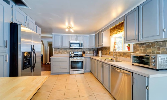 Malone Cottage | Farmhouse Cottage w/ Hot Tub, Near Titus Mountain!