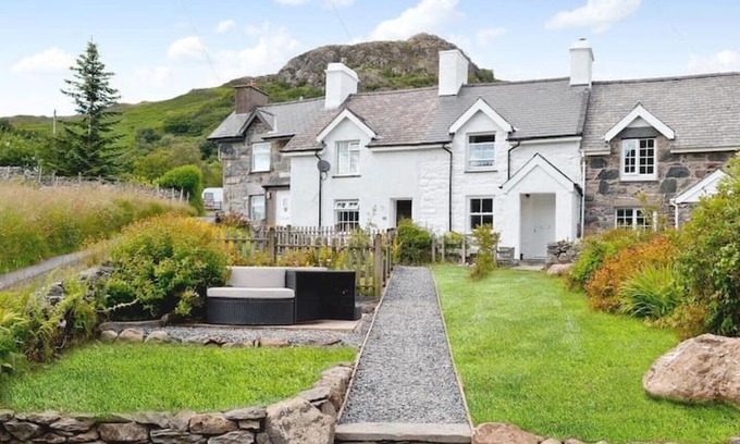 Capel-Curig Cottage | Stunning hot tub cottage with Snowdon views!