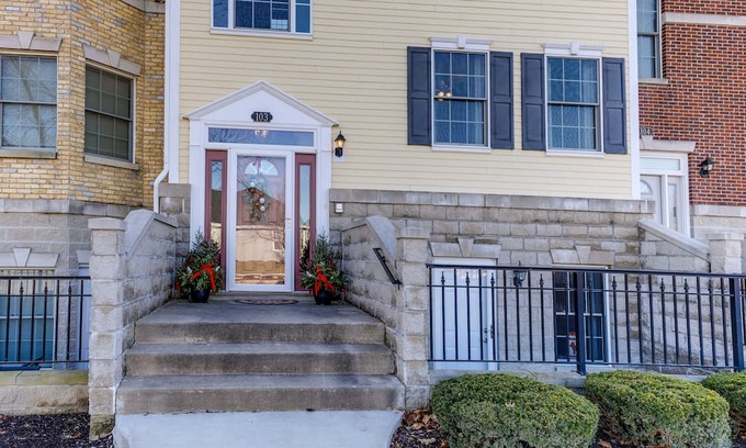 Bristol House | 3 Story Townhome 30 min to Milwaukee, 45 min to O'hare, 25 min to Lake Geneva