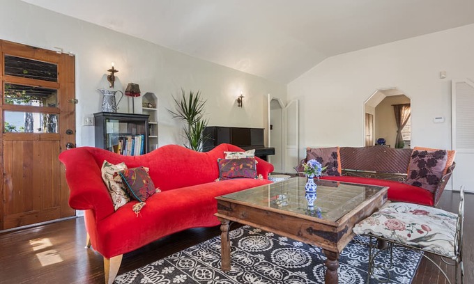 Mid-Wilshire House | Carmona by AvantStay | Chic Artist Home, Mid City
