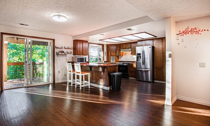 West Linn House | 2,300 sqft Spacious 2-bedroom house Kids Friendly in West Linn
