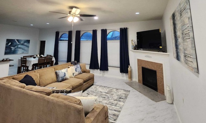 League City House | Luxury Family Oasis nr/ Galveston Beach! Near Water Park, Restaurants & Shopping
