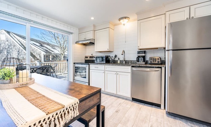 South Chatham Cottage | Waterviews and Short Walk to Nantucket Sound