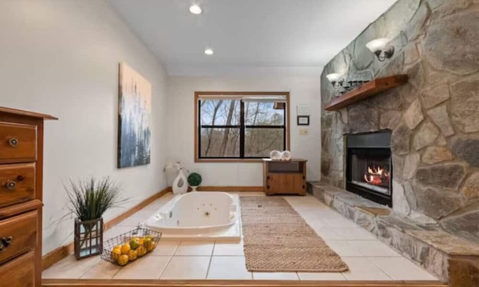 Blairsville Cabin | Romantic Cabin, Jacuzzi/Fireplace/Pet Friendly