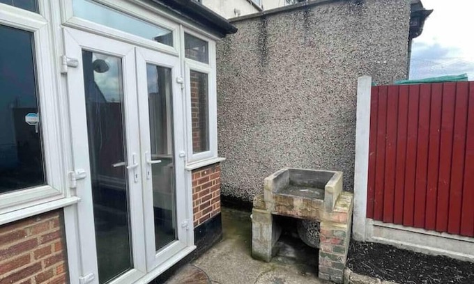 Lea Bridge House | Twin Tranquility- Room in Leyton