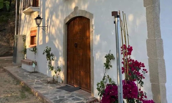 Can Ginebre Apartment | Katalanische Masia mit Großzügigem Platzangebot, Pool, Garten Inmitten der Natur
