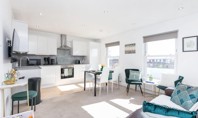 Abbey Apartment | Stunning 2 bedrooms Apartment S/Wimbledon London with Parking and Strong WiFi.