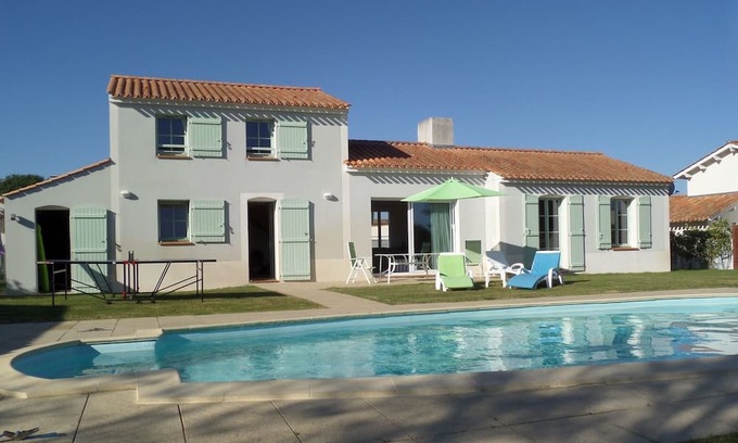 L'Aiguillon-sur-Vie Villa | Villa 'Emeraude' with Private Pool, Private Terrace and Wi-Fi