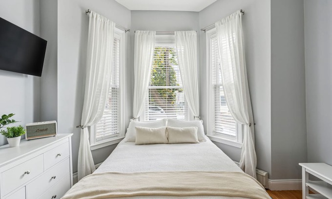 East Somerville Condo | Centrally-located condo packed with amenities