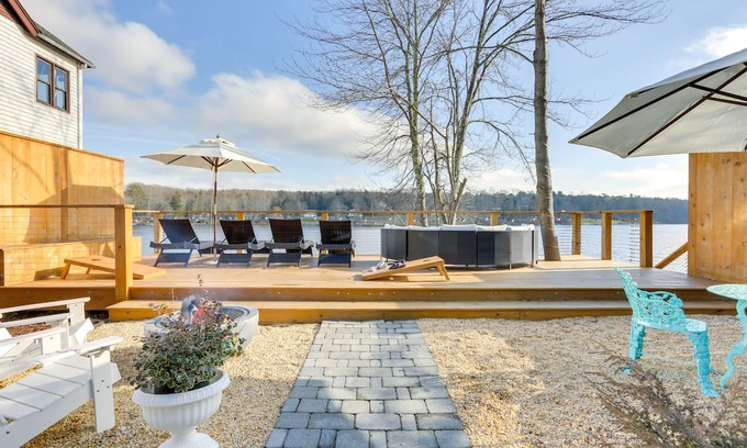 Lake Huntington House | Waterfront Catskills Home w/ Hot Tub & Fireplace