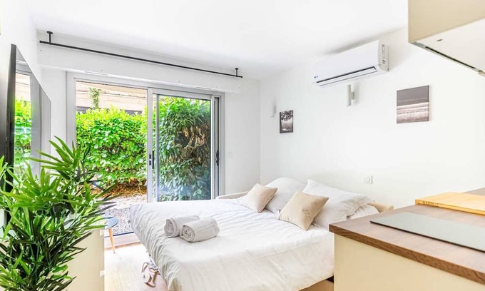 Grand Parc-Paul Doumer Apartment | Lavie Maison: Equipped Studio, Chartrons