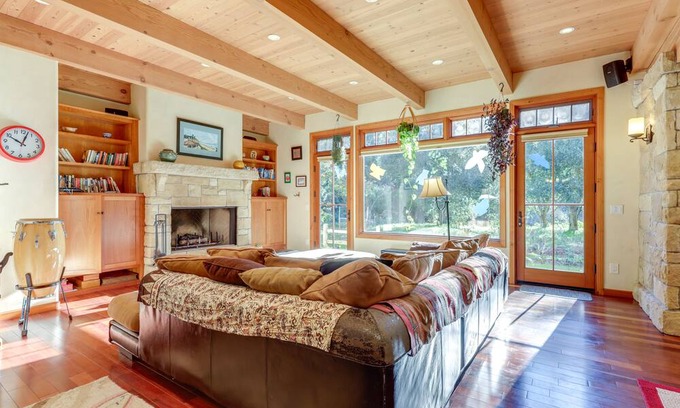 Las Positas House | Sunny Santa Barbara Getaway - Bike to the Beach!
