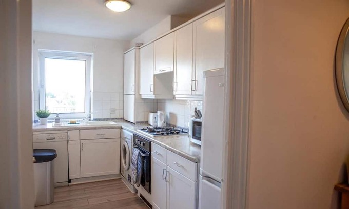 Abbey Apartment | Charming 2-Bed Apartment Free Parking in Wimbledon