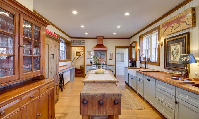 Roseland House | Spacious Virginia Home w/ Porch & Mountain Views