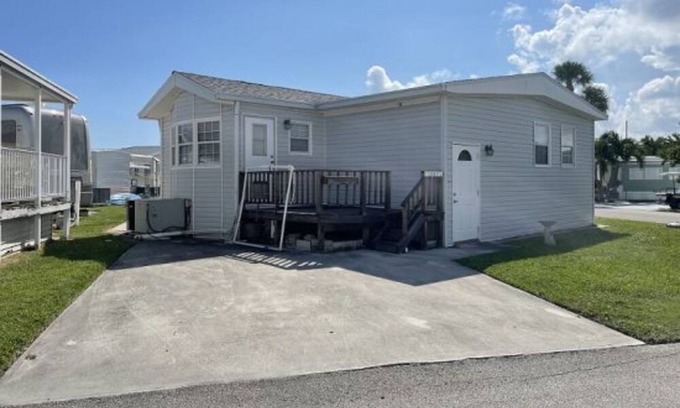 Nettles Island House | 2 bed 1 & 1/2 bath Beach Bungalow WIFI 3 month min During Season