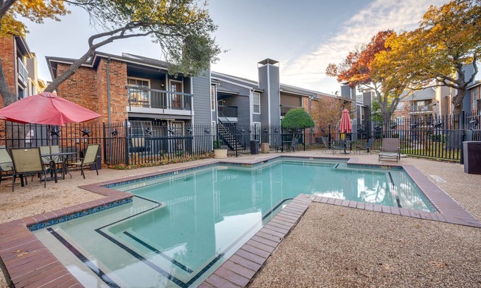 Far North Dallas Condo | Dallas Condo w/ Community Outdoor Pool!