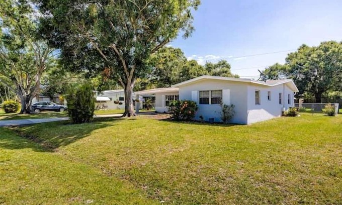 Vero Beach South Apartment | 3 Bedroom 745852 by Houzlet