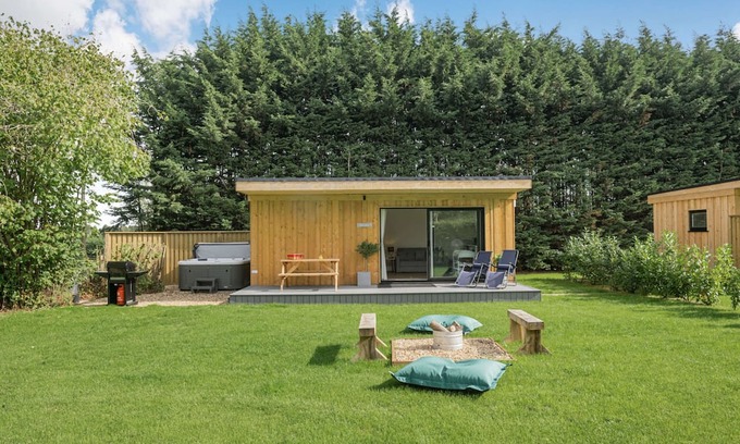 Toppesfield Cabin | Luxury City to Country Retreat Lodge with Hot Tub