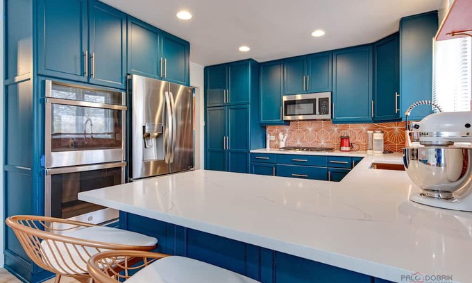 Highland Park House | Serene Home! 6 Bed&4.5 Bath w/Kids den, Steam shower, Hot tub, Theatre, Bar..