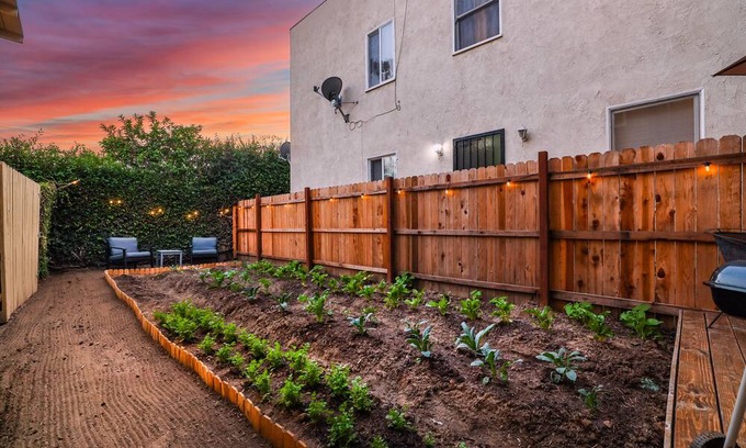 Willmore Apartment | NEW Mid Term Rental: Backyard & Deck, Beautiful garden, Parking Garage, Pets Ok