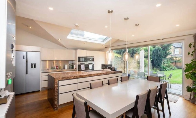 Wandsworth House | Incredible 5 bedroom House w/Private Garden -Wandsworth!