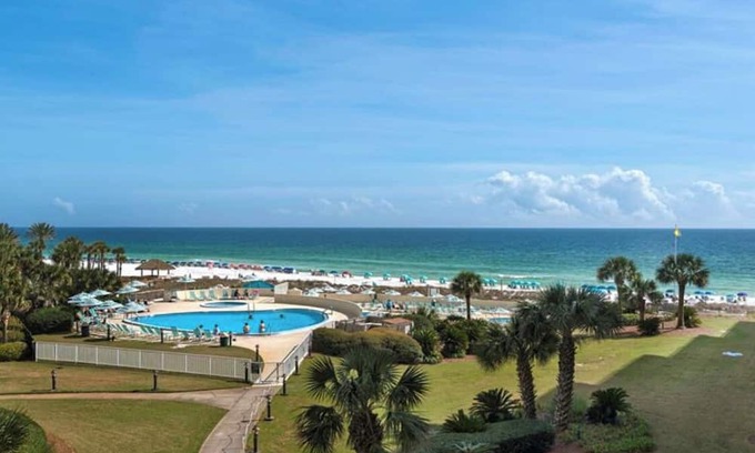 Miramar Beach Condo | BEACH FRONT CONDO SLEEPS 8 WITH BEAUTIFUL VIEWS OF THE GULF IN MIRAMAR BEACH