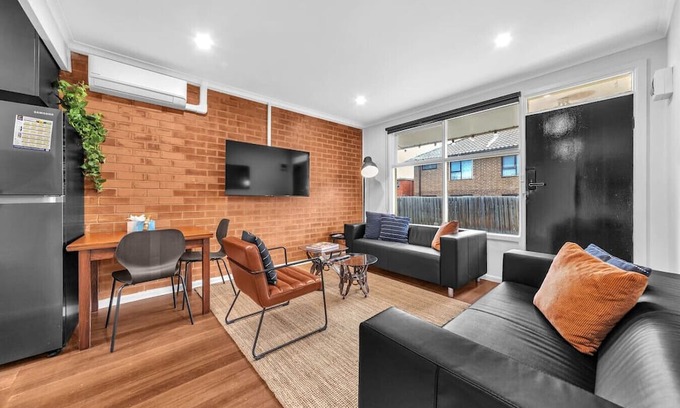 Albion Apartment | Vintage Groove at the Garden End