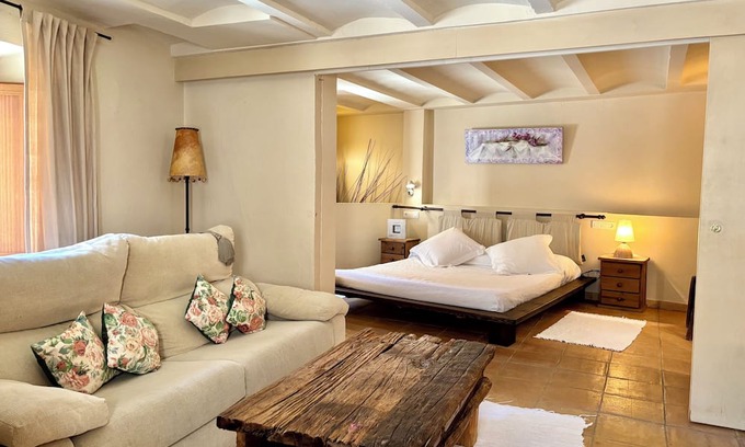 Ullastret Apartment | EL FORT DúLLASTRET, Apartment 1: Studio with King Size Bed