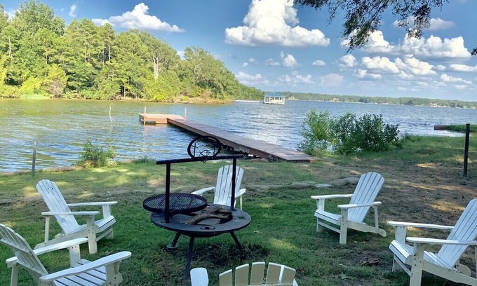 Dogwood House | Fireside & Faith cozy getaway on Lake Bob Sandlin