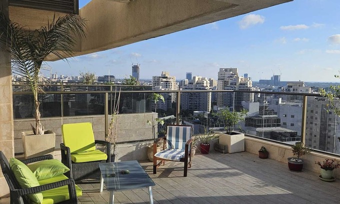 Holon Apartment | Spacious & Luxurious 5BR in Holon w/AC, Wi-Fi, Veranda, Parking, Near Tel Aviv