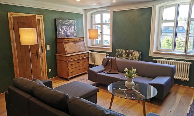 Presseck House | Holiday Home 'Alte Schlosserei' with Private Terrace, Private Garden and Wi-Fi