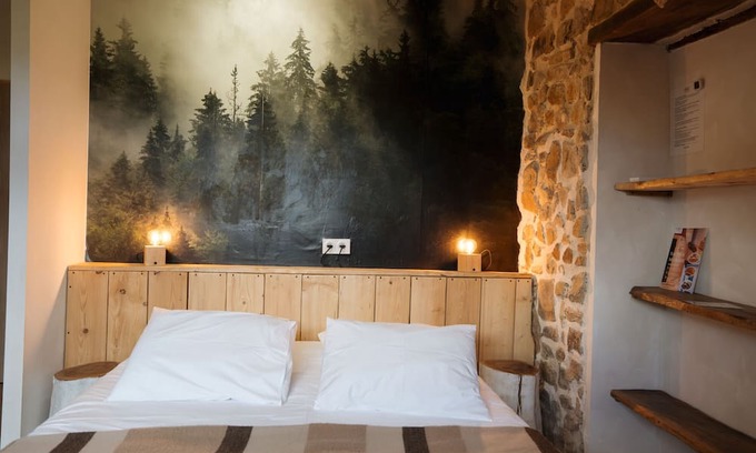 La Bastide-Clairence Bed & Breakfast | Bed and Breakfast 'Maison Perbos 1556 - Ursuya' with Shared Pool, Wi-Fi and Air Conditioning
