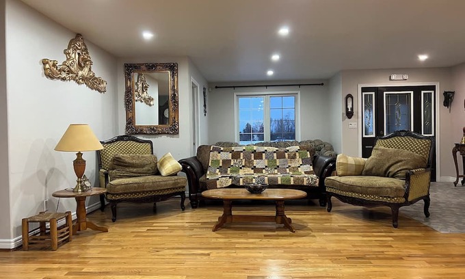 Colborne House | Spacious 4-Bedroom Retreat Near Presqu'ile Park