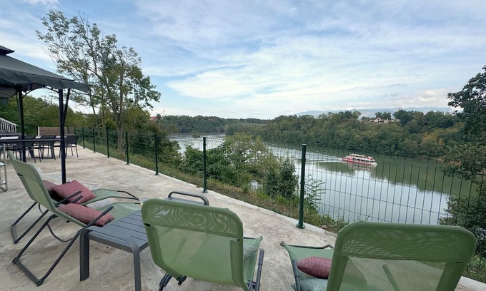 Saint-Nazaire-en-Royans Villa | Villa Jeanne: une vue à couper le souffle pour un gîte 100% dog friendly