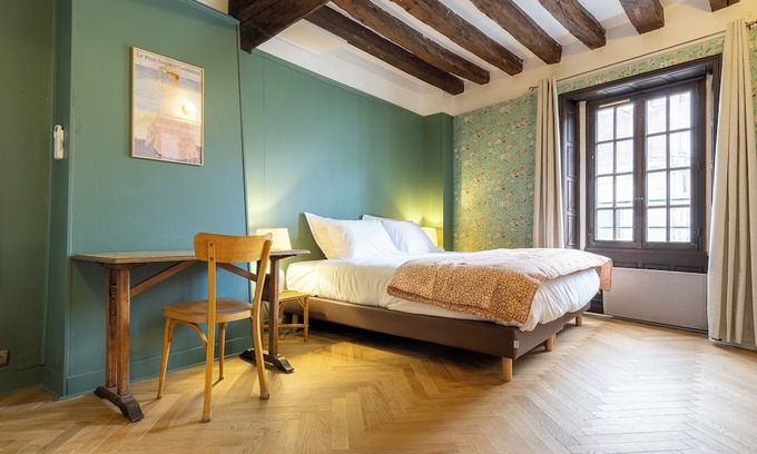 Moret-sur-Loing Cottage | Charming renovated air-conditioned cottage, historic center of Moret-sur-Loing