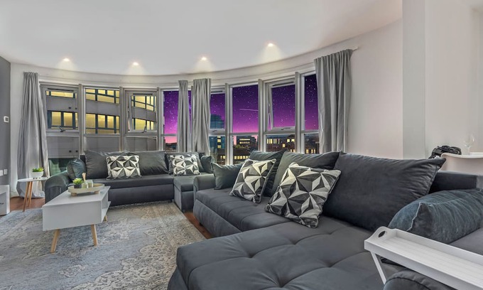 Nottingham City Centre Apartment | Stunning 3BR City View Apt W/Parking+WiFi
