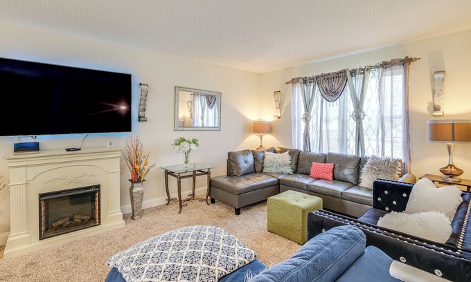 Oxon Hill-Glassmanor House | 7 Mi to National Harbor: Pet-Friendly Family Home